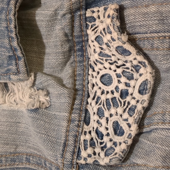 Harper distressed with lace overlay on light wash denim jacket size M - Picture 12 of 14